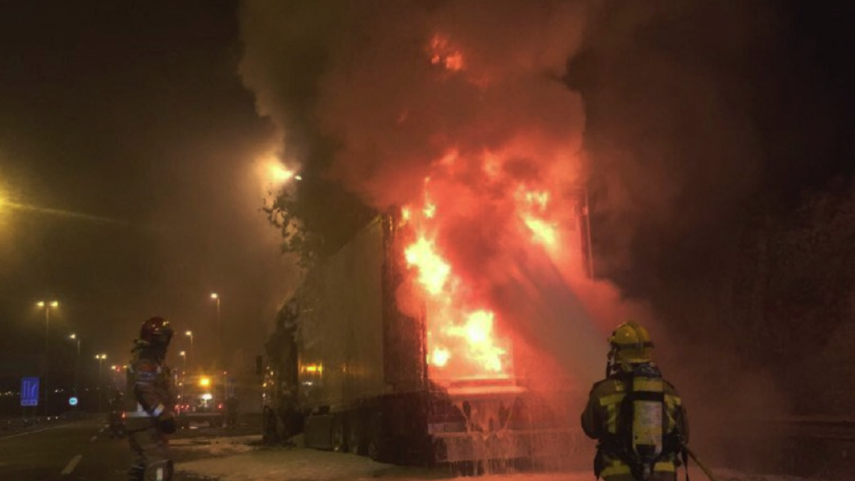 Quatre dotacions de Bombers van treballar per extingir l'incendi del vehicle.