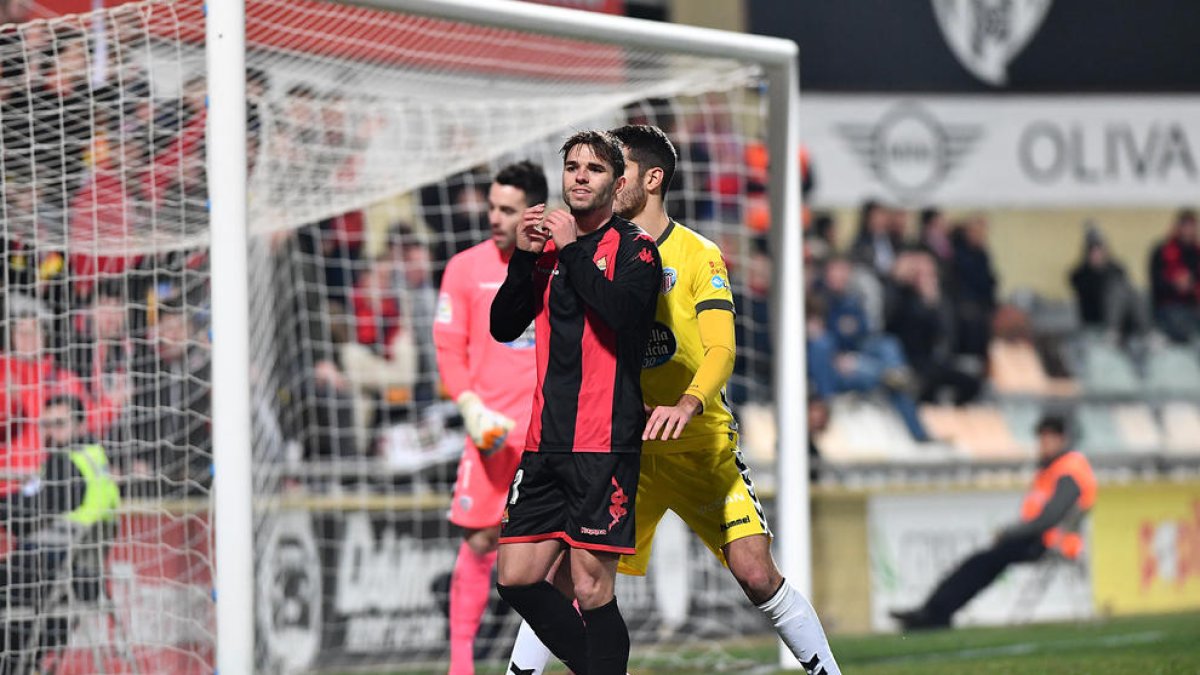 Fran Carbia es lamenta després de no poder materialitzar una ocasió en el matx contra el Lugo.