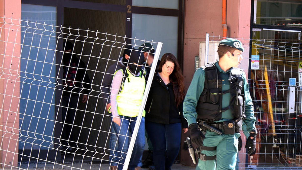 Imagen del momento en que la Guardia Civil detuvo la miembro del CDR de Viladecans.