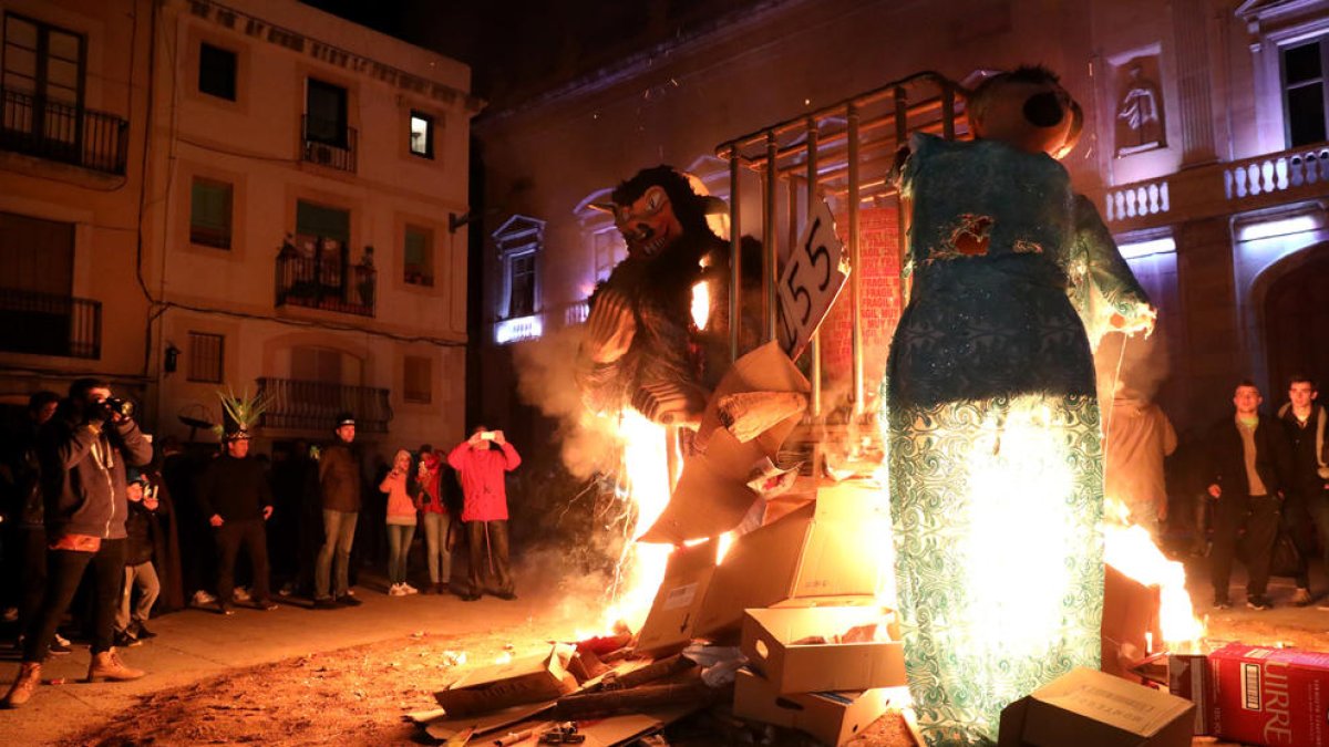 Instant de l'enterrament del Rei Carnestoltes, on es va cremar el Ninot, la Ninota i la Bóta a la plaça de la Font.