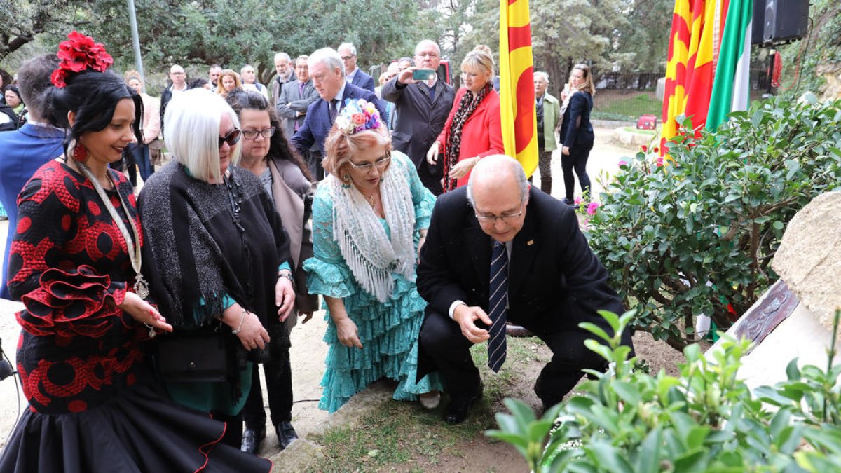 Luisa Márquez, de verd, diposita un ram de flors al monument dedicat a Blas Infante.
