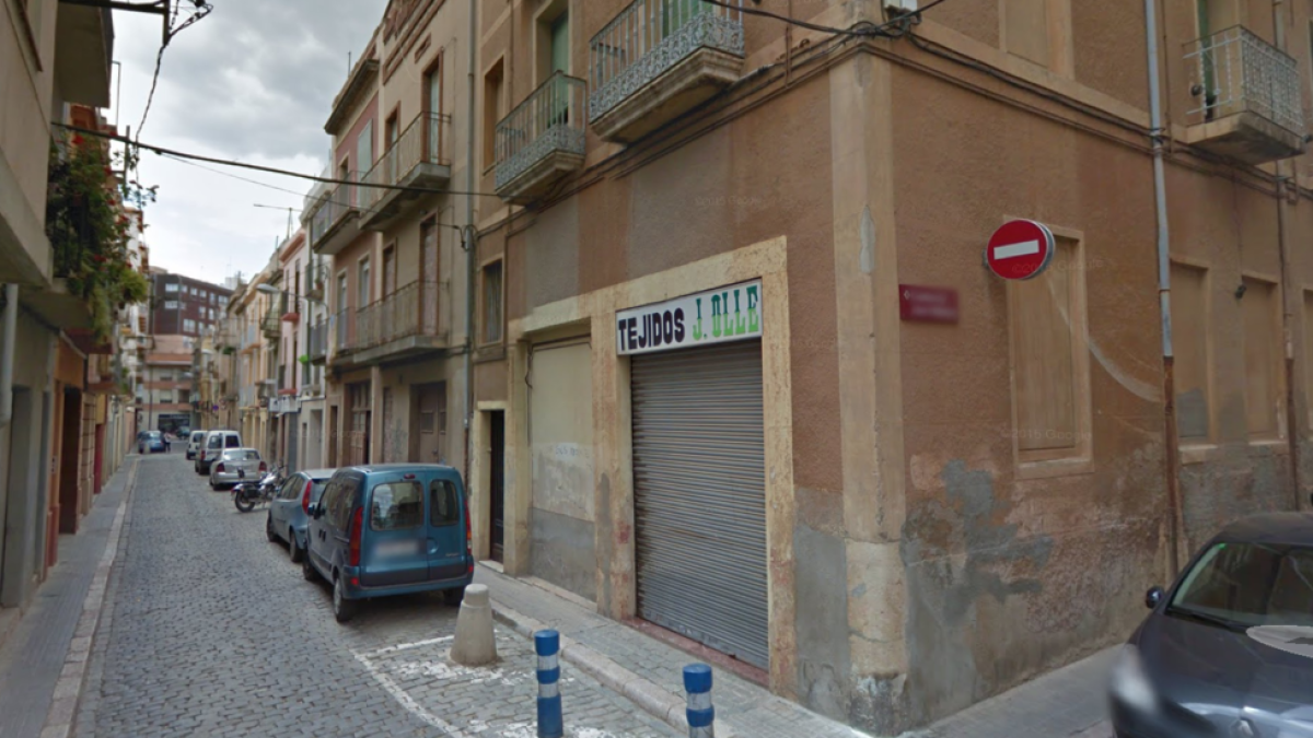 Imatge del carrer de la Victòria amb la travessa del carrer Joan Martell.