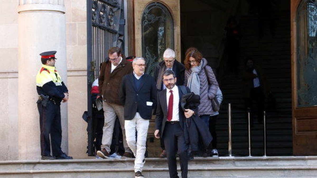 Plano general de Francesc Sànchez, representante de CDC, con Xavier Melero, abogado de Daniel Osàcar, detrás, el 15 de enero de 2018, después de conocer la sentencia del Caso Palau.