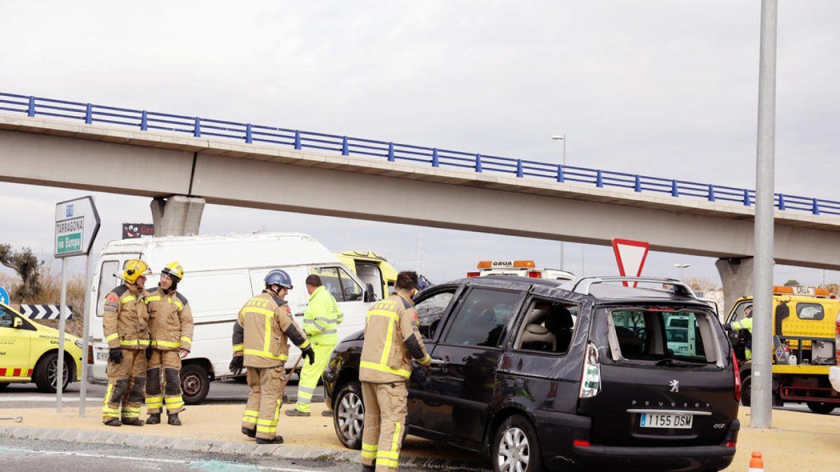 El accidente, un choque entre una furgoneta y un turismo, ha tenido lugar en la rotonda de las Gavarres.