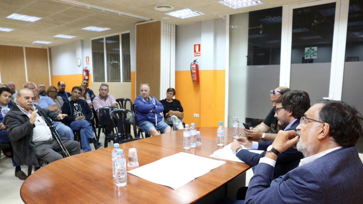 El concejal de Urbanismo, Josep Maria Milà, en el encuentro que mantuvo con vecinos para informarlos del Plan Parcial 10.