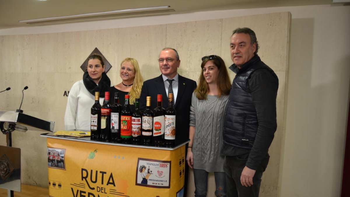 Imagen de la presentación acciones promoción Vermú de Reus con productores, alcalde y concejala de Proyección de Ciudad