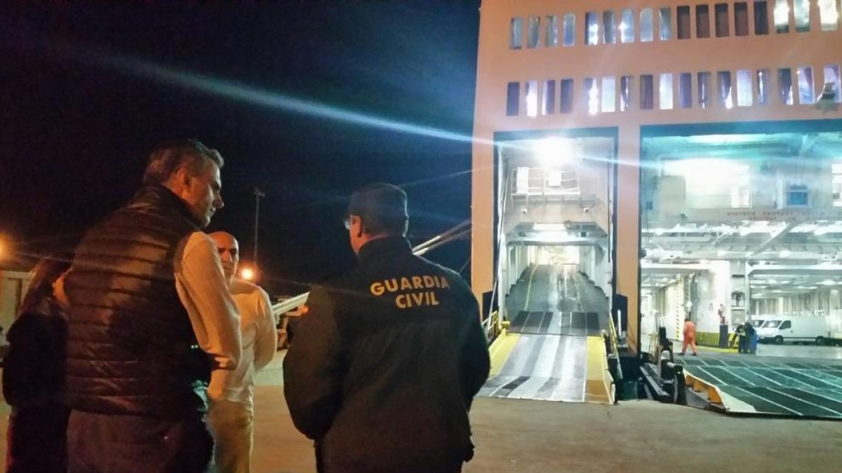 Ortega amb un responsable de la Guàrdia Civil al vaixell policial del Port de Tarragona.