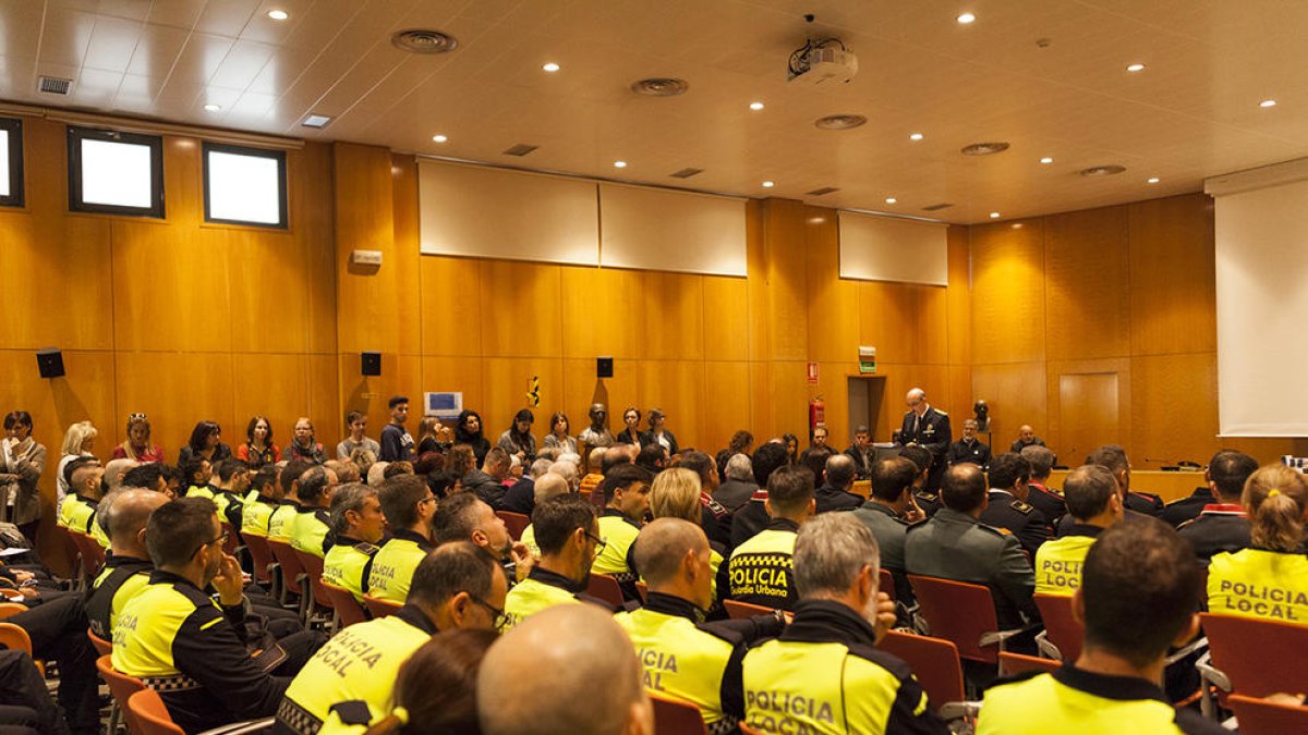 Plano general del salón de plenos del Ayuntamiento de Cambrils durante la celebración de la fiesta patronal de la Policial Local.