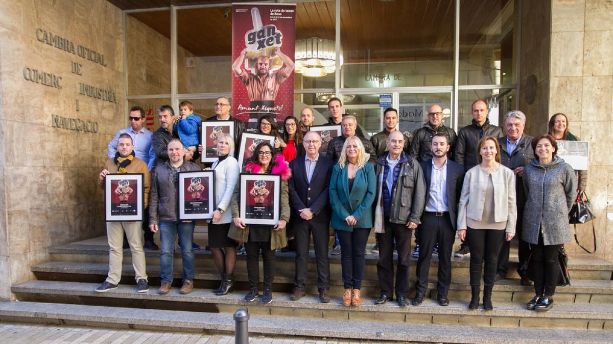 Imatge dels guanyadors de la Ganxet Pintxo Tardor davant de la Cambra de Comerç de Reus.