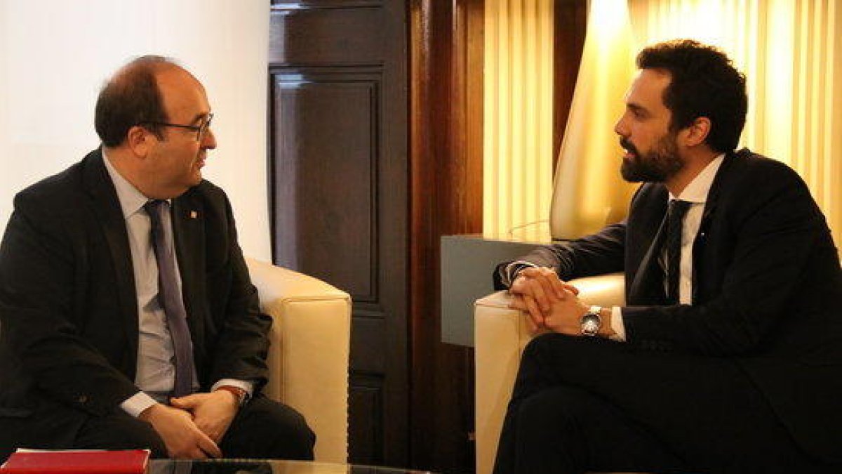 El presidente del Parlament, Roger Torrent, reunido con el primer secretario del PSC, Miquel Iceta, en el marco de la rueda de contactos del mes de marzo, el 5 de marzo de 2018.