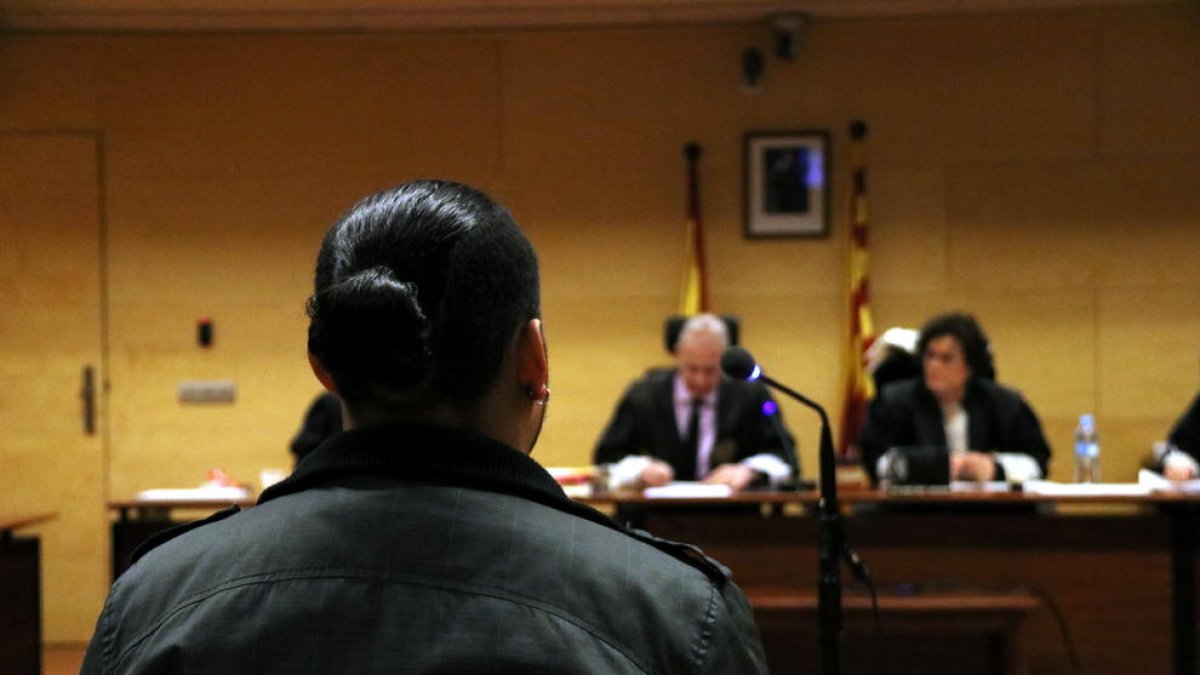 L'acusat amb els magistrats de l'Audiència de Girona de fons.