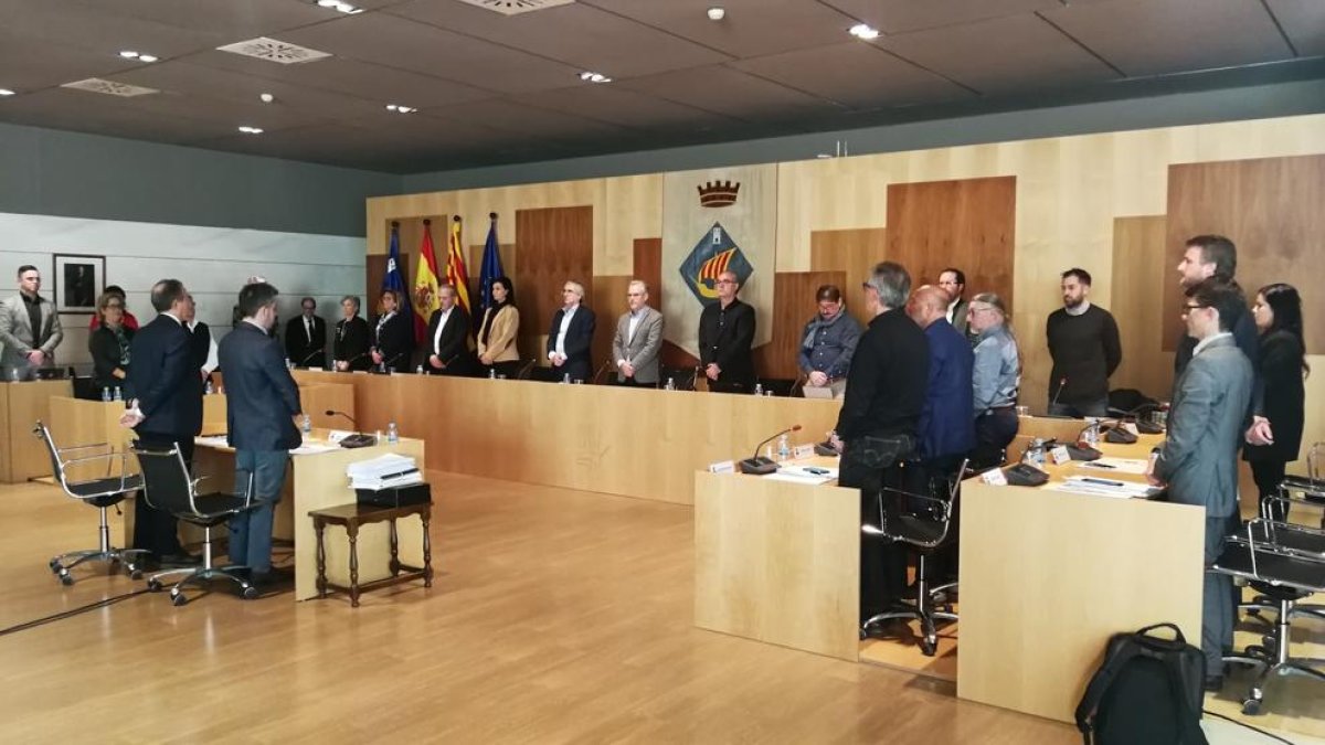 El ple municipal durant el minut de silenci per condemnar la violència envers les dones.