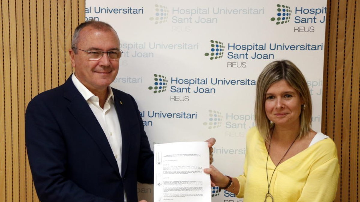 Plano medio del alcalde de Reus, Carles Pellicer, y de la concejala de Salud, Noemí Llauradó, exhibiendo el protocolo de intenciones firmado con Salud que regulará la constitución del nuevo Consorcio del Hospital Sant Joan.