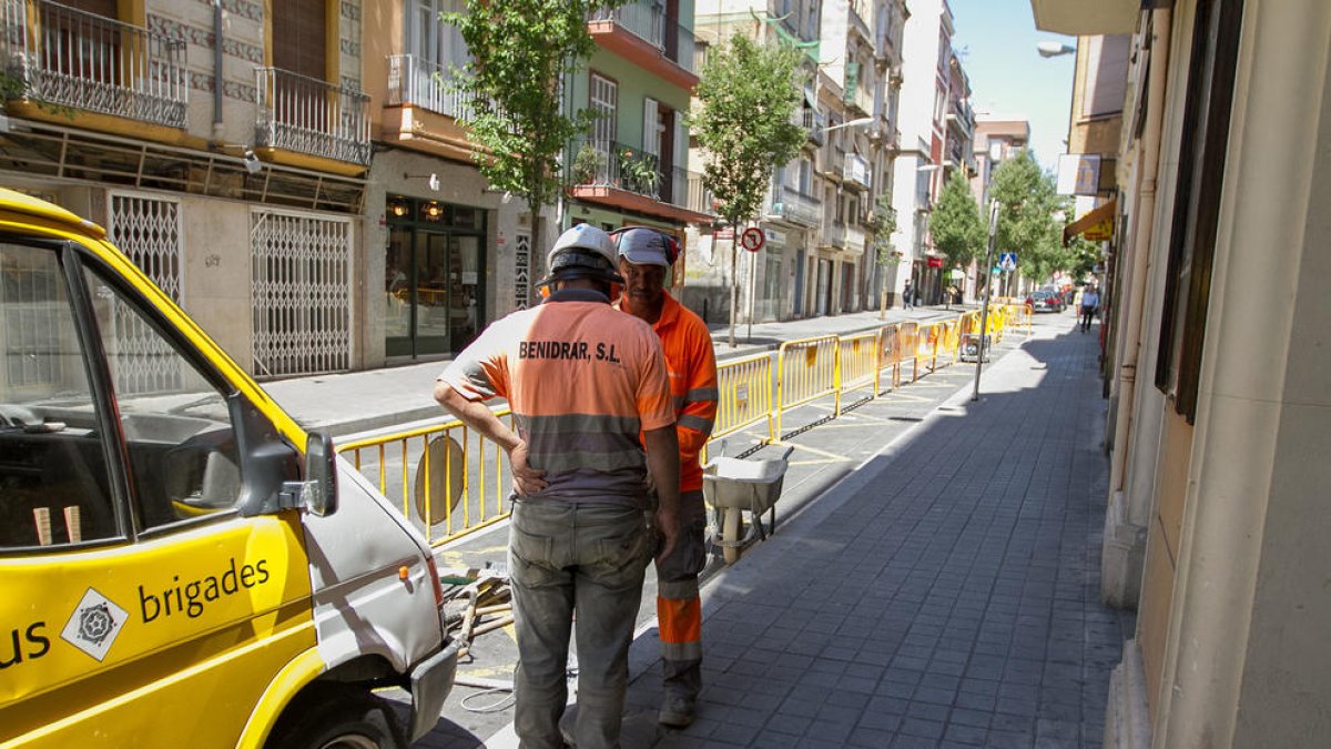 Imatge d'arxiu de treballs a la vorera del carrer Ample.