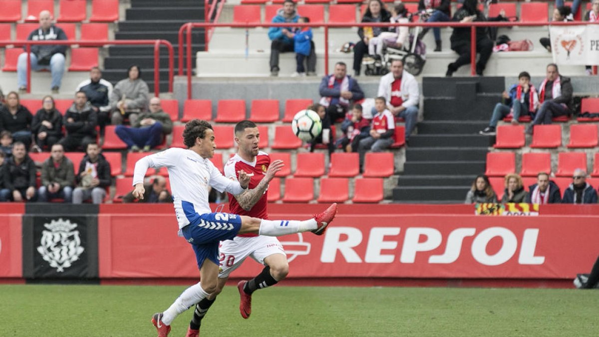 Tete Morente lucha una pelota durante el partido contra el Tenerife.