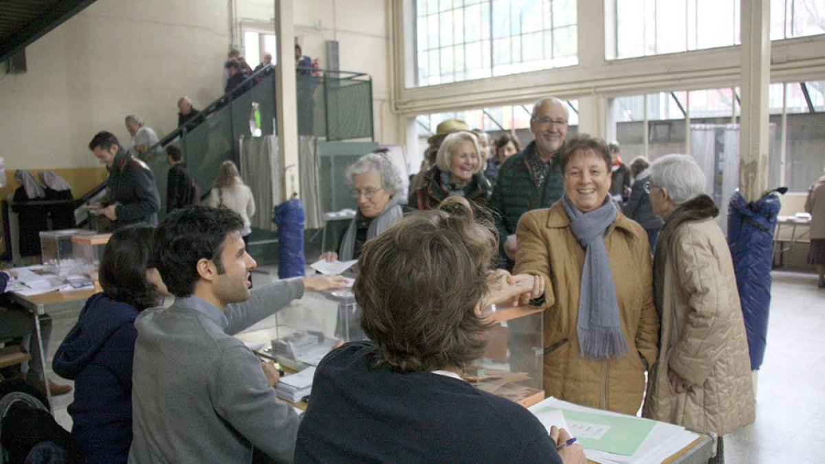 Imatge d'arxiu d'una mesa electoral durant unes eleccions.