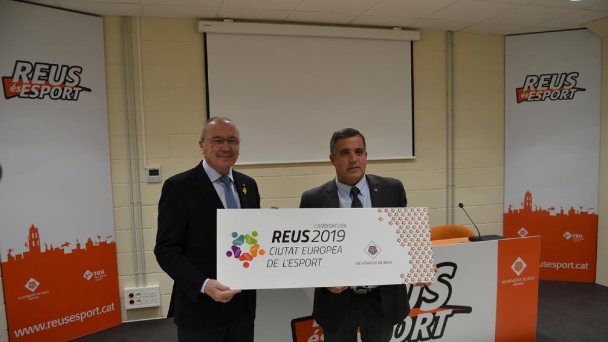 L'alcalde de Reus, Carles Pellicer, i el regidor d'Esports, Jordi Cervera, han presentat la candidatura.