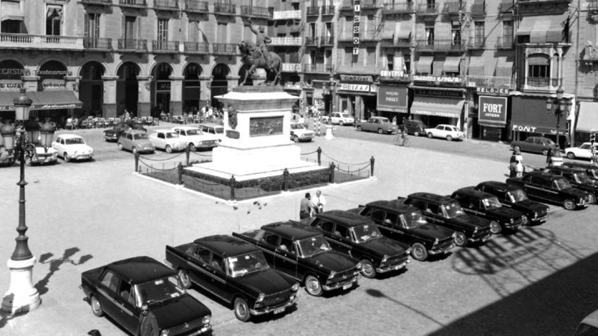 Una imatge de la parada de taxis a la plaça Prim i que apareix a l'exposició.