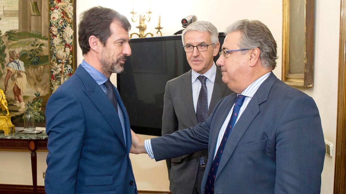 El nou cap dels Mossos d'Esquadra, el comissari Ferran López, amb el ministre de l'Interior, Juan Ignacio Zoido, en la reunió a Madrid.