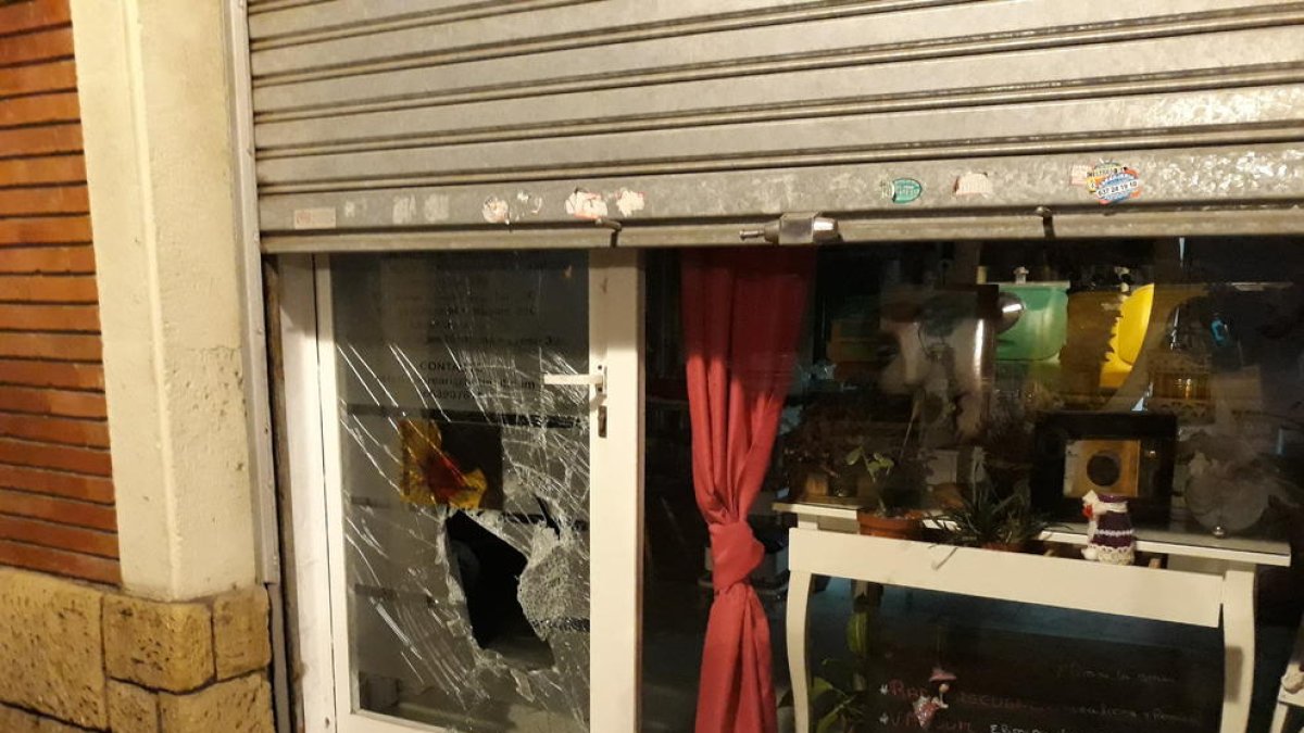 Imagen del cristal de la tienda roto después de ser golpeado por el ladrón.