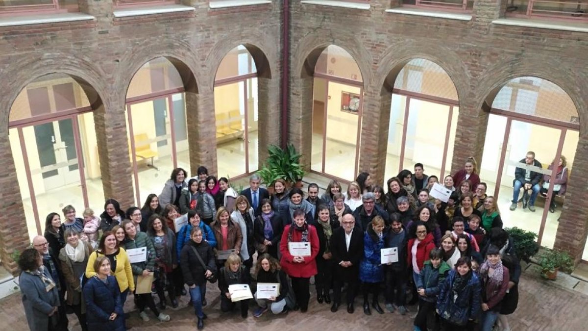 Imagen del grupo de los premiados en el patio del IMET.