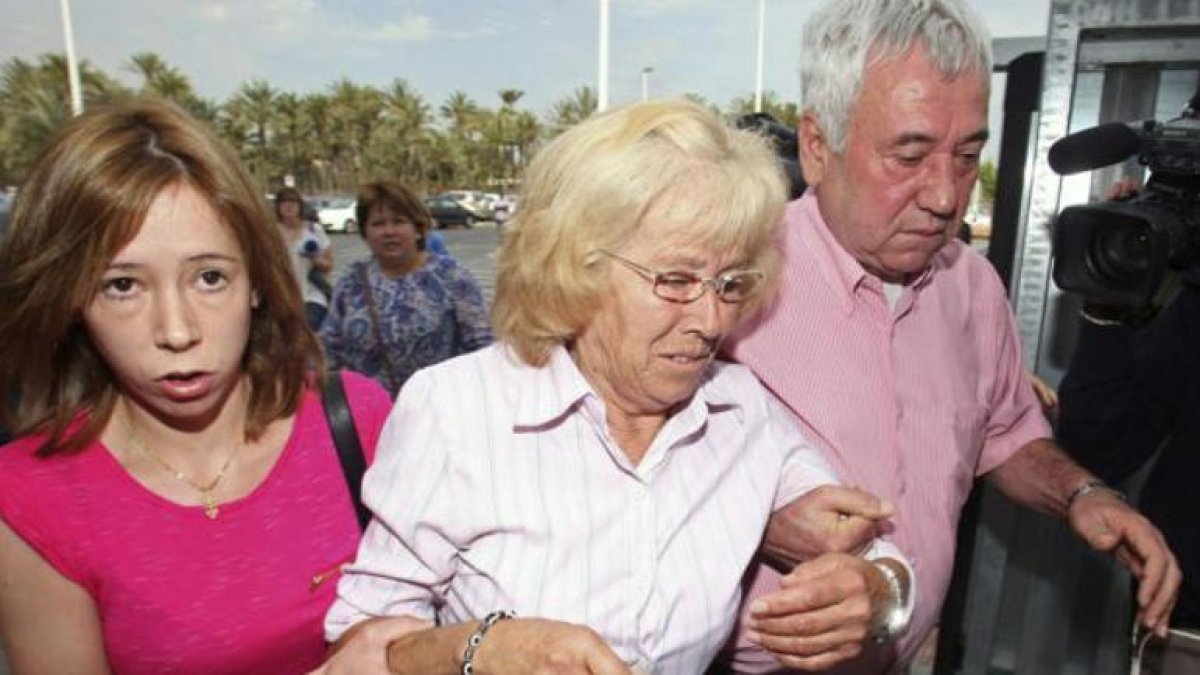María del Carmen García entrando en los juzgados con su familia.