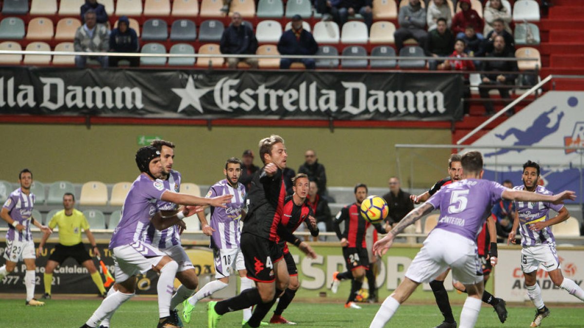 El Valladolid va anotar dos gols a l'Estadi aprofitant dos rebots en jugades a pilota aturada.