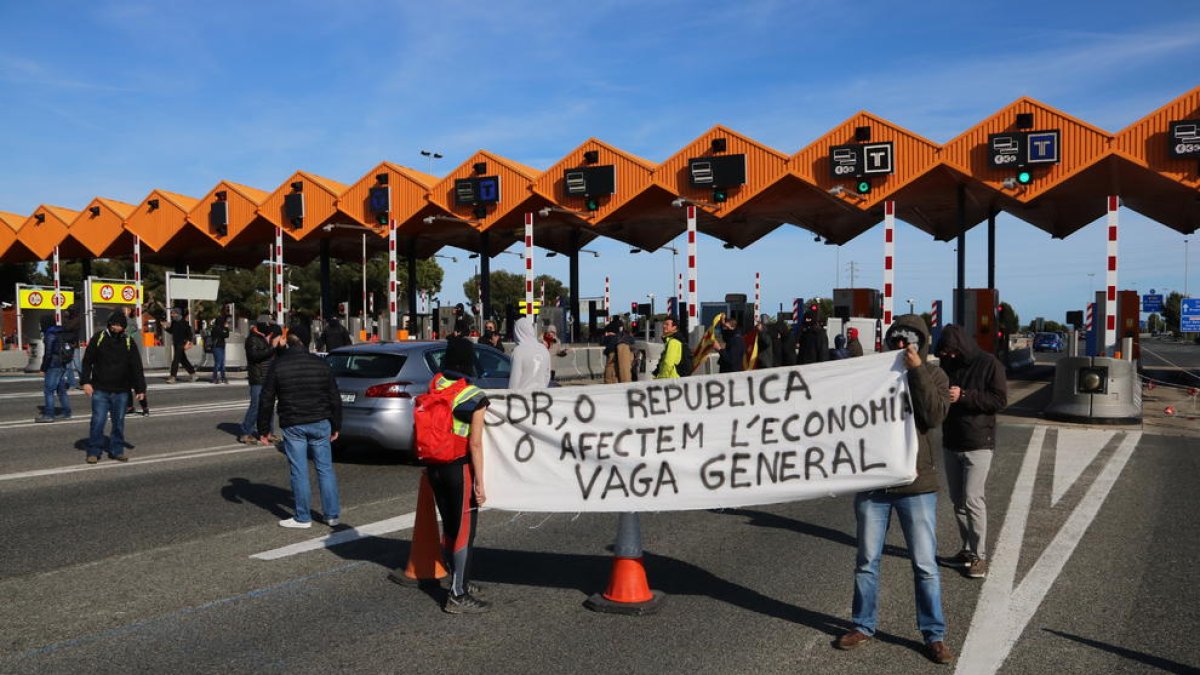 Pla obert de l'acció del CDR al peatge del Vendrell, obrint barreres de l'AP-7. Imatge de l'1 d'abril de 2018