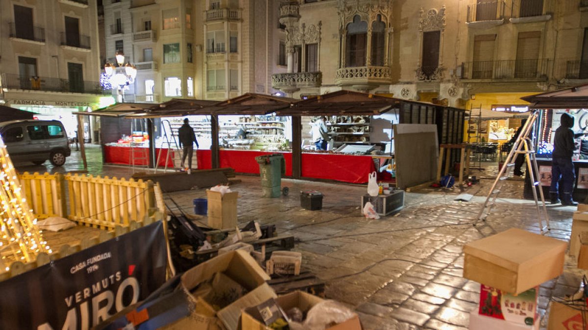 Las casetas de Navidad terminando su montaje en la plaza del Mercadal de Reus.