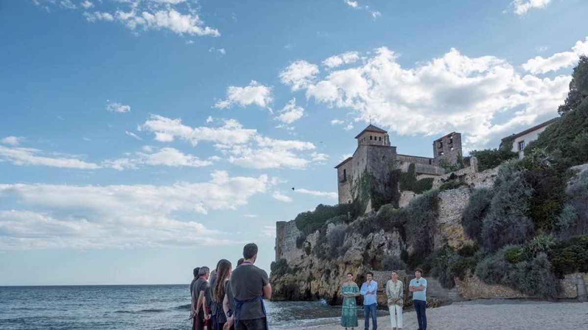 Els concursants reben la valoració del jurat a la platja de Tamarit.