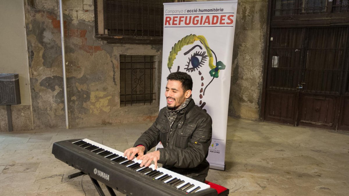 Actuación del pianista de Yarmouk en la Plaça de Sant Pere de Reus.