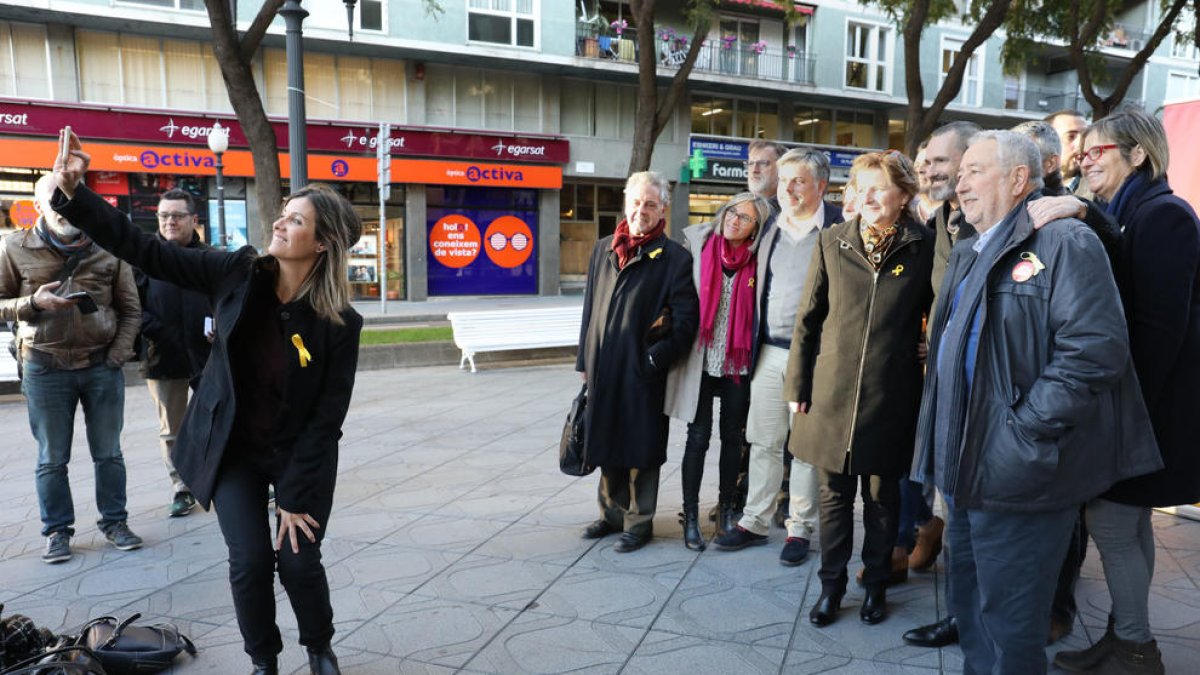 Una de las candidatas hace una selfie con el resto de miembros de Juntos por Cataluña.