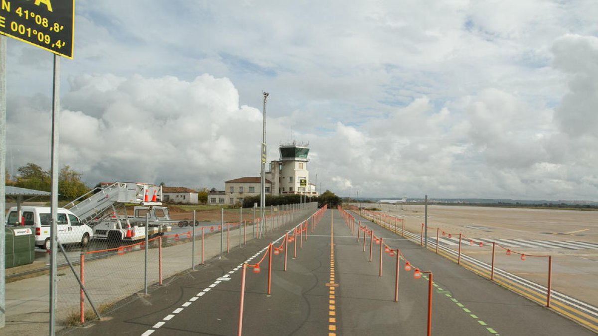 Una imatge d'arxiu de la torre de control de l'Aeroport de Reus.
