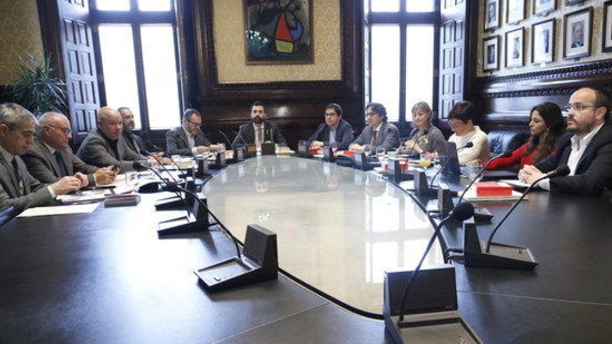 El president del Parlament, Roger Torrent, amb la resta de membres, a la reunió de la Mesa del 3 d'abril de 2018.