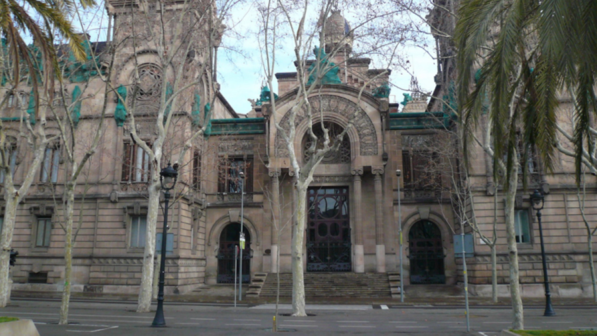 Imatge de la façana exterior del Tribunal Superior de Justícia de Catalunya.