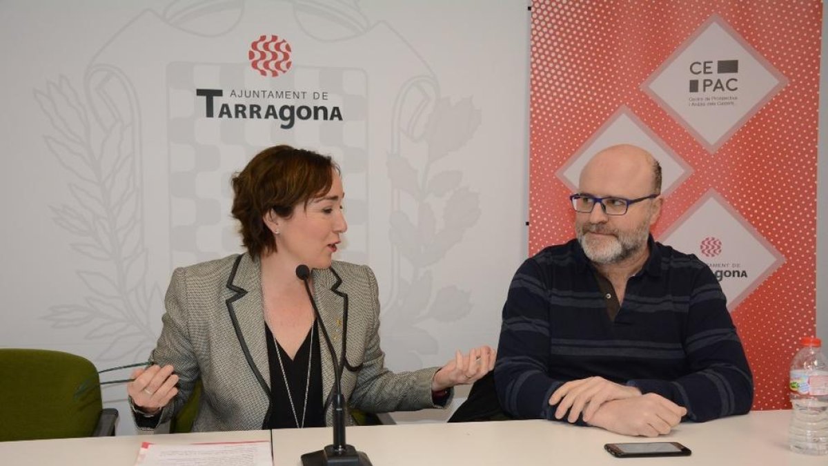 La consellera Begoña Floria i el president de la CePAC, Xavier Brotons, en la presentació de la jornada 'Castells