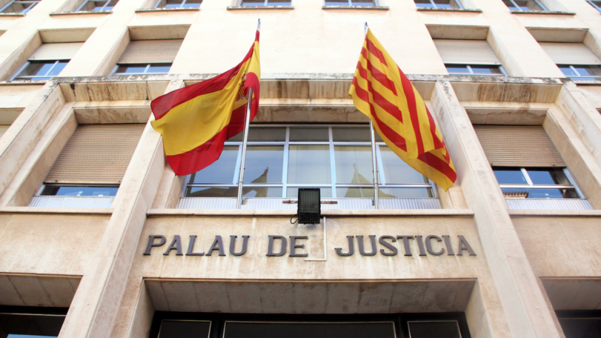 Imagen de la entrada de la Audiencia de Tarragona.