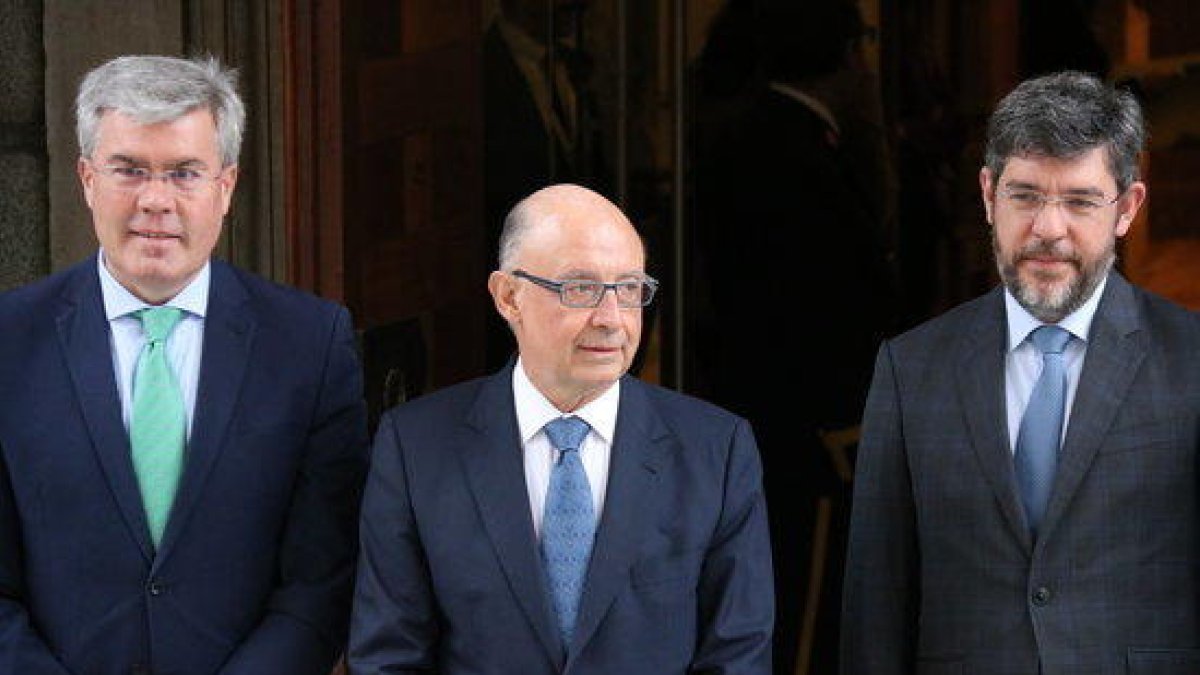 El ministre d'Hisenda, Cristóbal Montoro, i els secretaris d'Estat de Pressupostos, Alberto Nadal (dreta) i d'Hisenda, José Enrique Fernández Moya (esquerra).