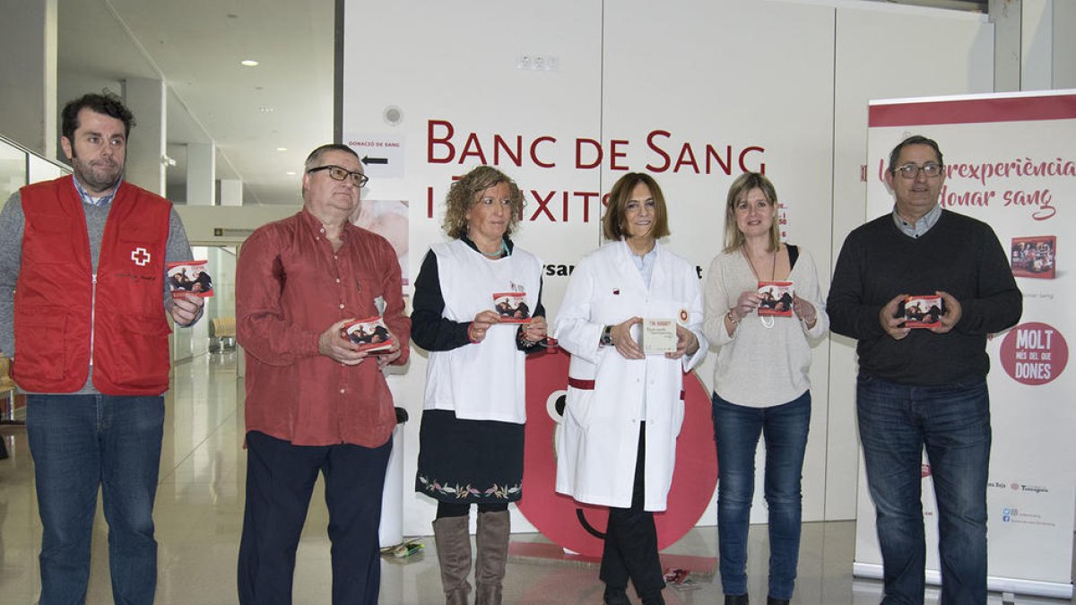 Carles Juncosa, a la izquierda, y colaboradores del Banco de Sangre.