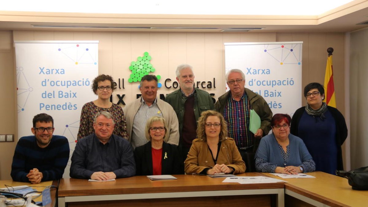 Fotografia de família dels representants polítics de diferents municipis del Baix Penedès durant la presentació de la Xarxa d'Ocupació comarcal, el 3 d'abril de 2018 (horitzontal)