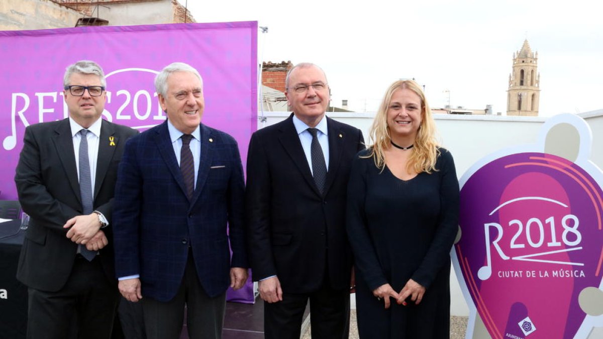 Foto de grup amb Jordi Agràs (Generalitat), Josep Poblet (Diputació), Carles Pellicer (alcalde de Reus) i Montserrat Caelles (regidora de Cultura), durant la presentació de la Ciutat de la Música 2018. Imatge del 3 d'abril del 2018