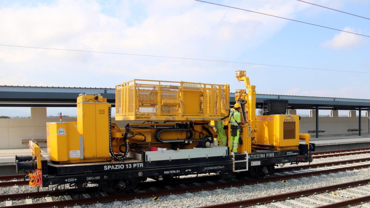 Imagen de una máquina trabajando en las obras del Corredor del Mediterráneo en la estación de Cambrils.