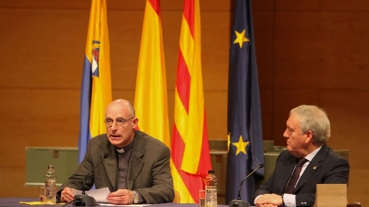 Octavi Vilà va pronunciar el pregó a l'Auditori Josep Carreras, acompanyat de Josep Poblet.