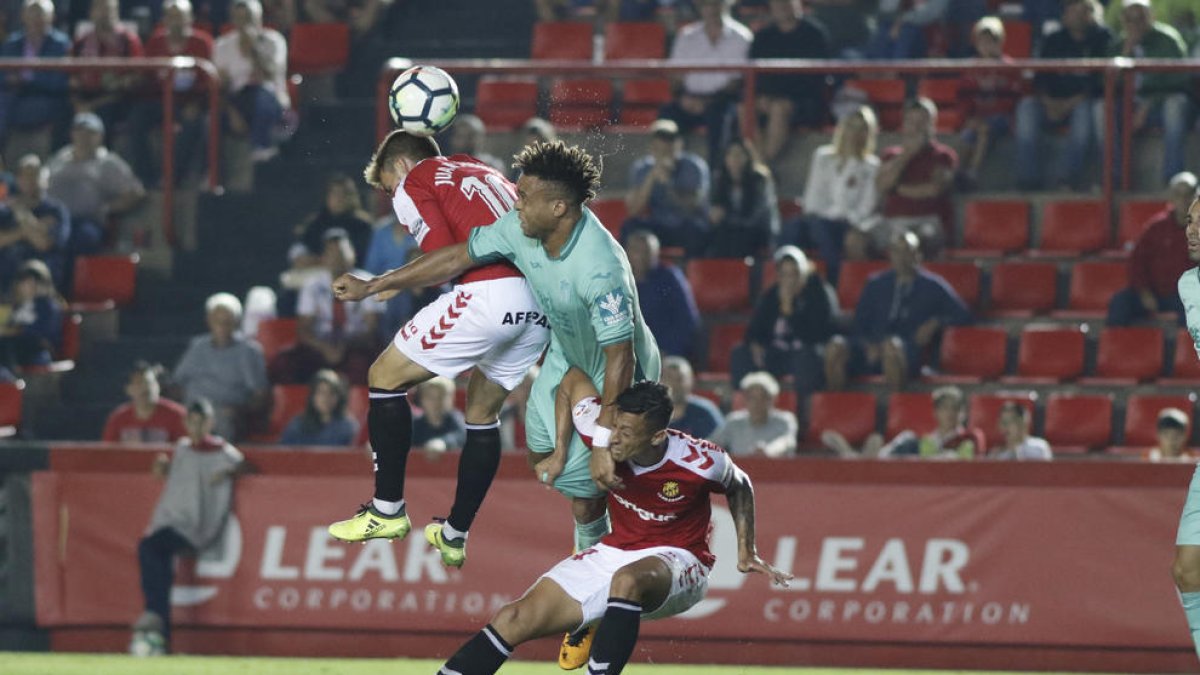 Maikel Mesa y Juan Muñiz durante el Nàstic-Granada la pasada temporada en el Nou Estadi.