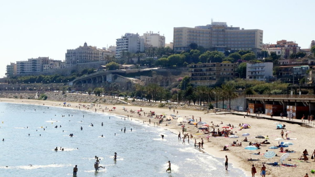 Imagen de archivo de la playa del Miracle de Tarragona.