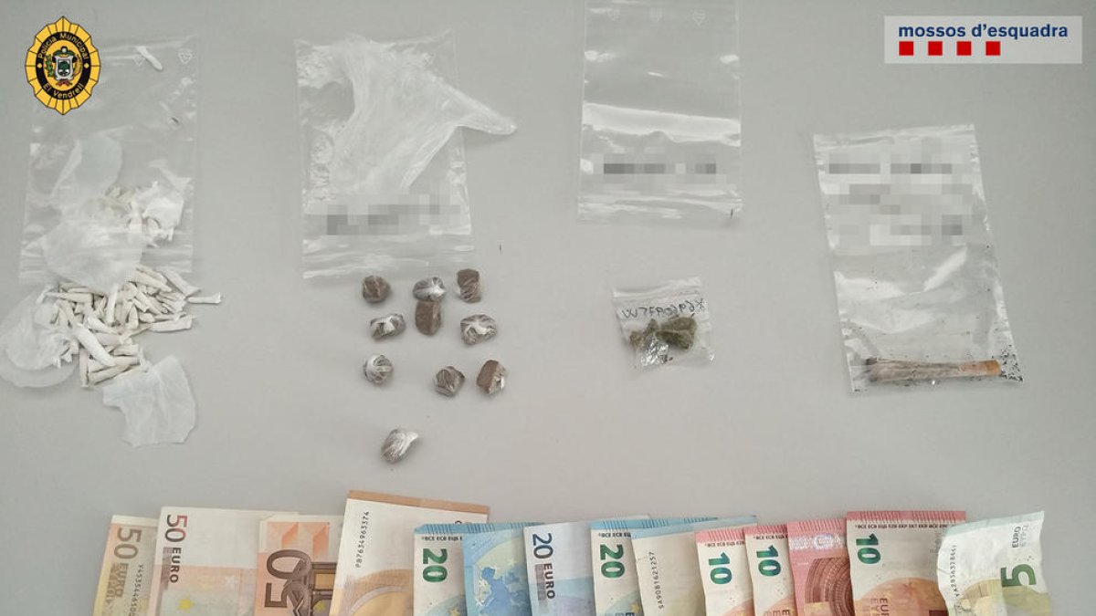 Els agents van intervenir drogues i diners en efectiu.