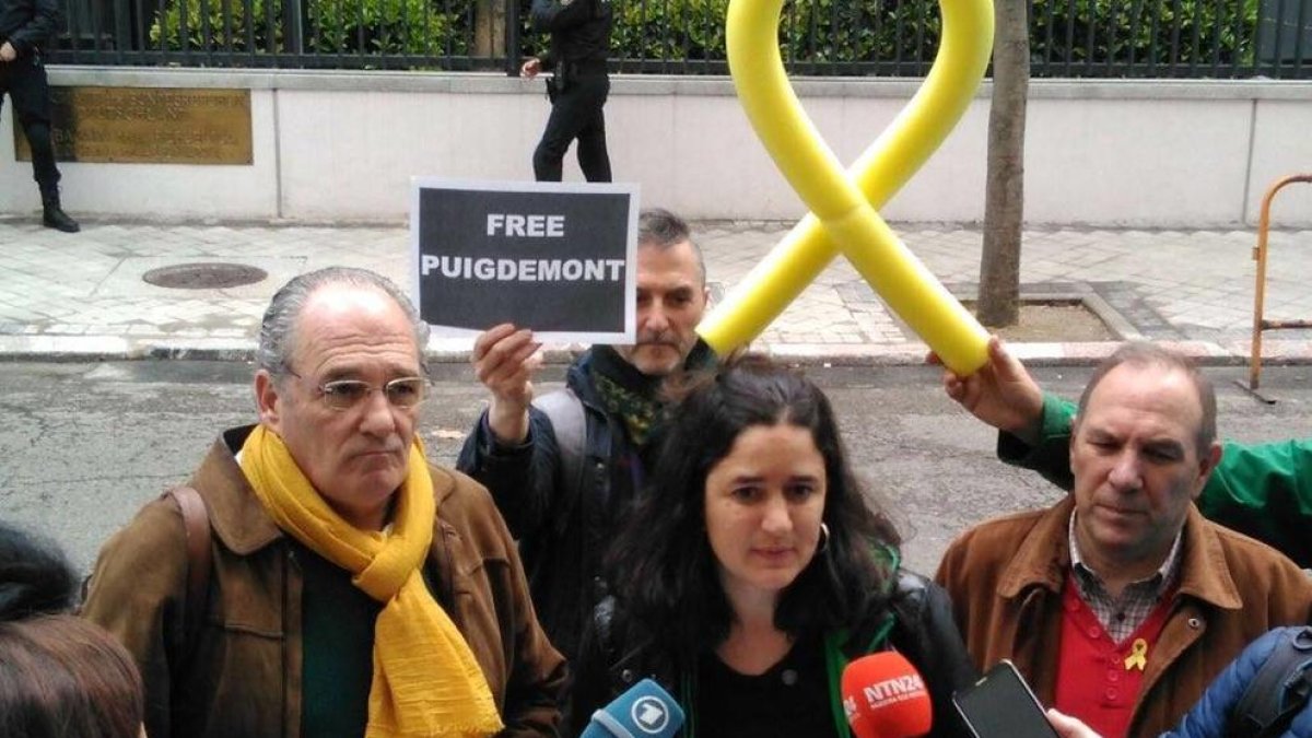 Madrileños por el derecho a decidir ha intentado entregar una carta al embajador alemán en Madrid.