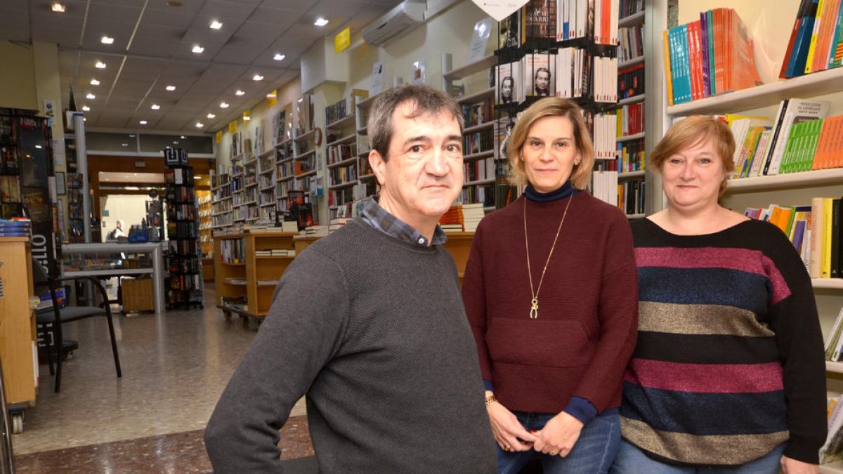 Gertri Adserà, a la derecha, acompañada de su hermano Manel y de Marta, dependienta de la tienda.