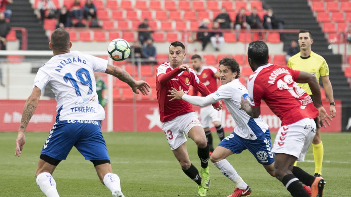 Sergio Tejera en una acció durant un partit del Nàstic al Nou Estadi. El centrecampista ha millorat respecte els darrers duels.