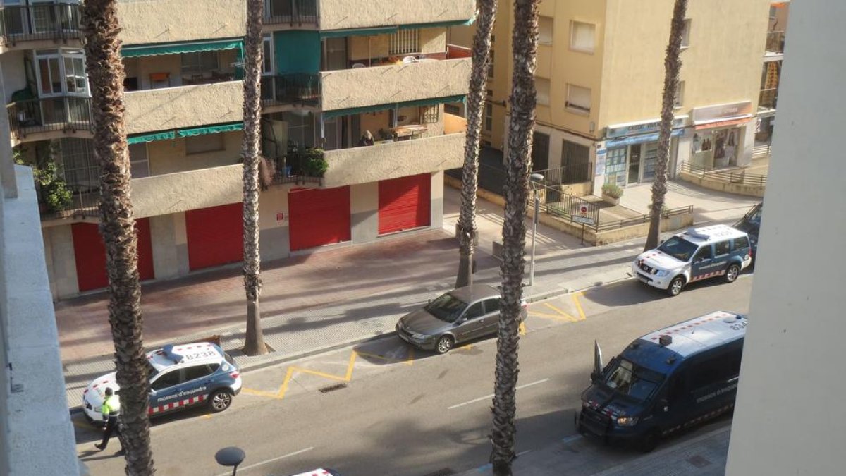 Imagen de la calle Barcelona, donde se está produciendo la operación policial.